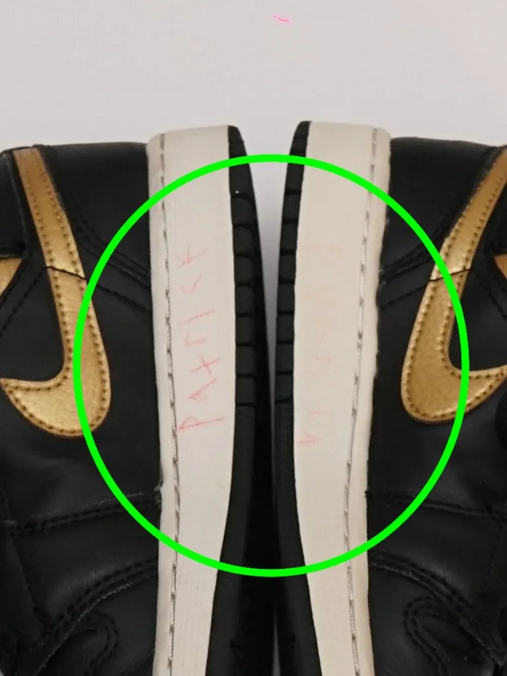 Nike Boys Air Jordan 1 Mid DQ8424-071 Black Gold-Tone Sneaker Size 3Y